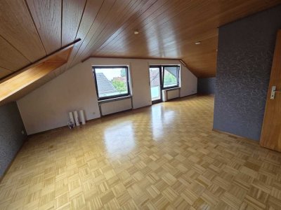 Freundliche und gepflegte 2-Zimmer-DG-Wohnung mit Einbauküche in Wolfschlugen