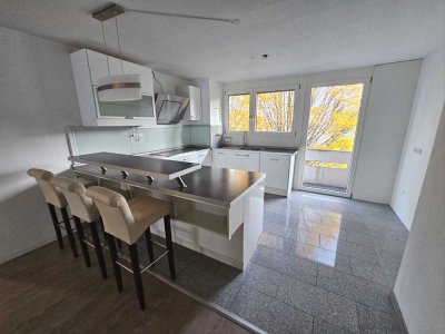 3-Zimmer-Whg. mit EBK, zwei Balkonen und Stellplatz zu vermieten in Wolfartsweier