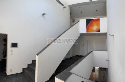 Luxus Villa mit Fernblick und Hallenbad in ruhiger Lage