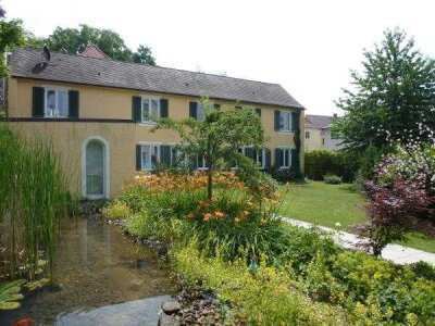 Lichtdurchflutetes Einfamilienhaus mit schöner Gartenanlage