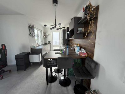 Exklusive 2-Zimmer-Penthouse-Wohnung mit geh. Innenausstattung mit Balkon und EBK
