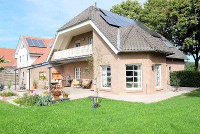 Freistehendes Einfamilienhaus mit Panoramablick über Wiesen und Reichswald