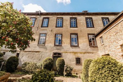 Investieren in Geschichte – Denkmalgeschütztes Kloster mit großem Grundstück und Potenzial