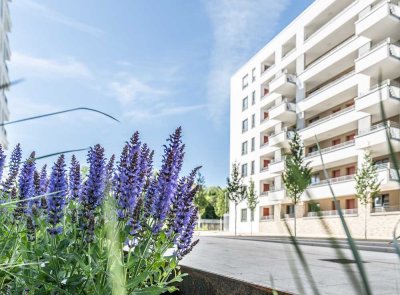 Stilvoll wohnen mit Weitblick: Großzügige Etagenwohnung mit Loggia und moderner Einbauküche