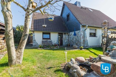 Wohnen mit Charme: Gepflegtes Haus mit romantischem Gartenparadies