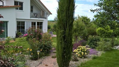 Nur 30 KM von Freiburg!Traumhaus in Randlage! Hallenbad/ AA+/ Top Zustand! BJ 2008!