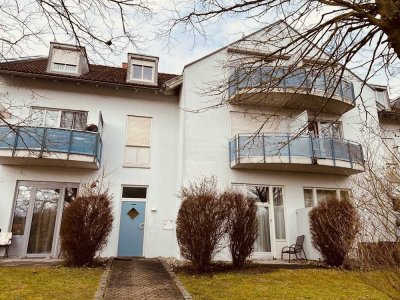 Gepflegte Dachgeschosswohnung mit zwei Zimmern sowie Balkon und Einbauküche in Arnstorf