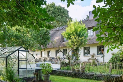 Inmitten der Natur! Kernsaniertes Reetdachhaus im Herzen Angelns