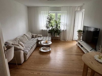 Lichtdurchflutete 2-Zimmerwohnung mit Einbauküche und Balkon zum 01.09.2025 zu vermieten.