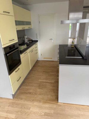 lichtdurchflutete, vollst. renovierte 3-Raum-Wohnung mit geh. Innenausstattung mit Balkon und EBK