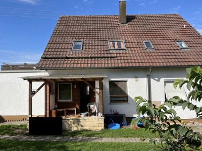 Zweifamilienhaus mit großem Grundstück, 3 Garagen und Garten