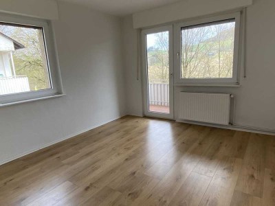 **HELLE 3-ZIMMERWOHNUNG MIT BALKON IN SEHR RUHIGeR LAGE**