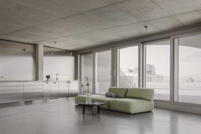 Stilvolles Penthouse mit edler Edelstahlküche, rohen Betonakzenten, privater Dachterrasse & SPA