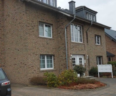 ruhige Privatstraße: Schöne Erdgeschosswohnung mit toller Sonnenterrasse und Garten