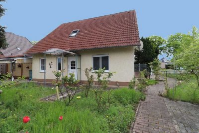 Gepflegtes EFH mit viel Platz, neuer Heizung, Garage und Garten in ruhiger Lage !