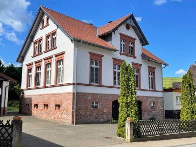 ***Zeitlose Eleganz im ehemaligen Schulhaus – Denkmalgeschützt & liebevoll saniert***
