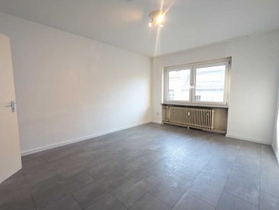 Schöne helle 1-Zimmer-Wohnung mit Balkon & Einbauküche im 3. OG