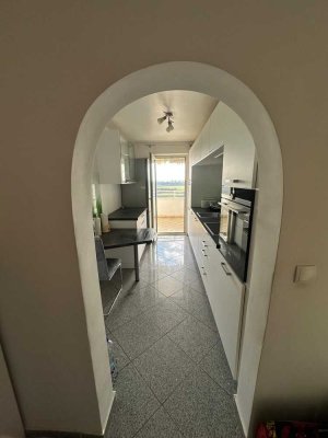 Neuwertige Wohnung mit 3,5 Zimmern sowie Balkon und Einbauküche in Heppenheim