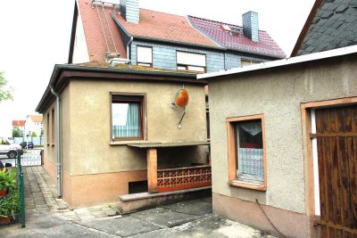 Teilsanierte und renovierte Doppelhaushälfte, Keller, Nebengebäude und großer Garten...