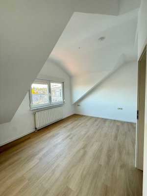 Erstbezug nach Sanierung - Tolle Maisonette-Wohnung mit sehr großem Balkon zu vermieten!!