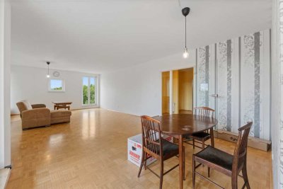 + Direkt bezugsfrei + Modernisierte und helle Etagenwohnung mit Balkon und Tiefgaragenstellplatz