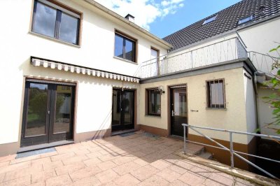 Gepflegtes Haus mit Baugrundstück in Spich