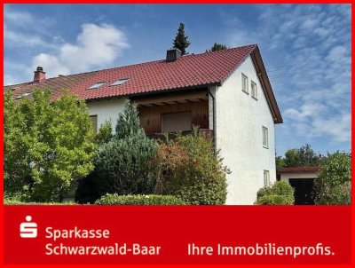 Zweifamilien-Doppelhaushälfte mit zwei Garagen