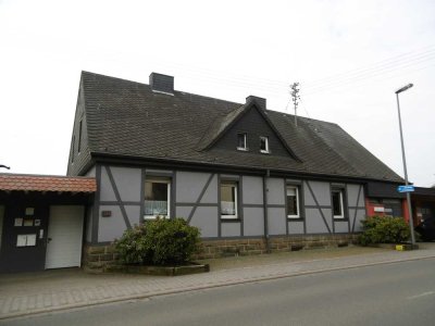 Freundliche 2,5-Zimmer-Dachgeschosswohnung mit Terrasse und Einbauküche in Hoppstädten-W.