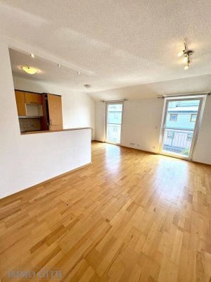 PROVISIONSFREIE, SEHR HELLE, RUHIGE 3-ZIMMER-WOHNUNG MIT BALKON ZU MIETEN!