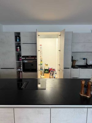 Neue Wohnung mit vier Zimmern und EBK im Grünen