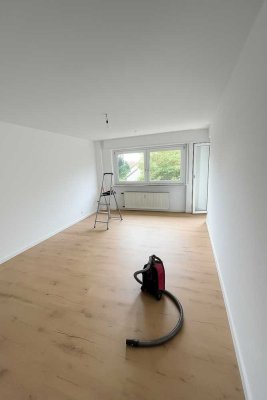 Helle, frisch sanierte 2 ZKB-Wohnung mit sonnigem Süd-West-Balkon fußläufig Franklin