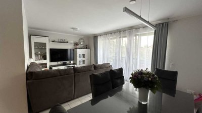 Sehr schöne drei Zimmer Wohnung mit zwei Balkonen