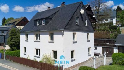 Leben, arbeiten, vermieten: Vielseitiges Wohnhaus mit Garagen und Dachterrasse