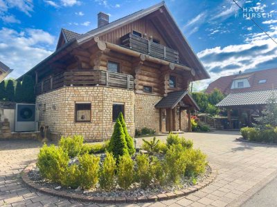 Ein Haus wie kein anderes – Douglasien-Stammholzhaus mit Ferienkonzept und Weitblick