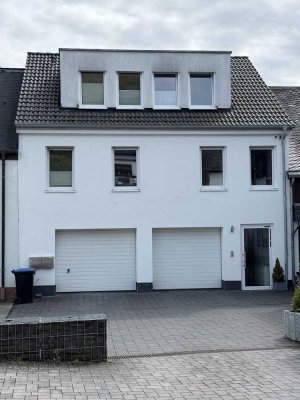 Charmantes Einfamilienhaus mit kleinem Garten und zwei Garagen in Fell