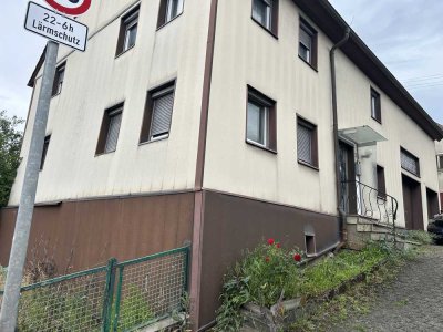 Großes Haus mit 6 Zimmern ! Haus mit Aus-und Umbaupotential. Sehr große Doppelgarage.