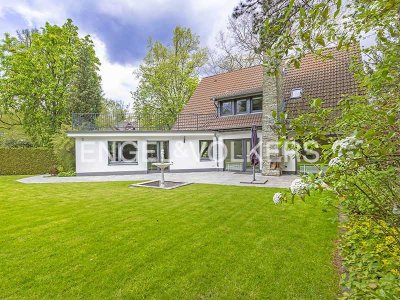 Hochwertig saniertes Familiendomizil mit Traumgarten in begehrter Villenlage