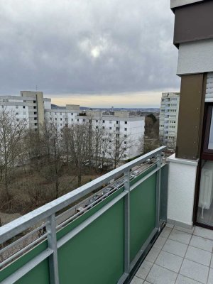 Vollständig renovierte 2-Raum-Wohnung mit Balkon und Einbauküche in Waiblingen
