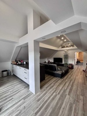 Exklusives Wohnen im Dachgeschoss - Kunstvolle Architektur trifft auf beeindruckende Raumhöhe