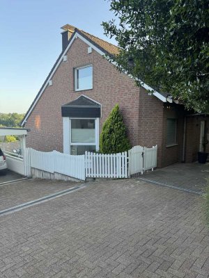 Einziehen & Wohlfühlen: Stilvolle Split-Level-Doppelhaushälfte mit Südgarten, Kamin & Fernblick