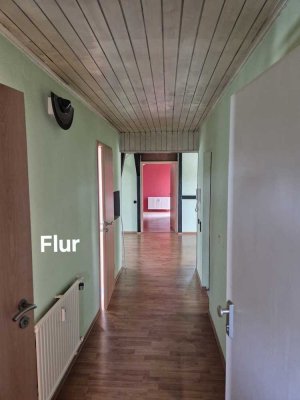 ruhigeruhige 3,5-Zimmer-Dachgeschosswohnung mit Dachgarten und EBK in Burgstetten