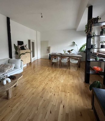 Individuelle, großzügige helle Dachgeschosswohnung