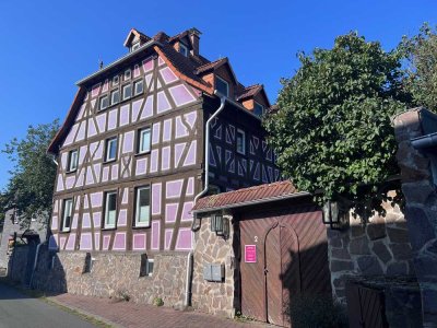 LORCH-RANSEL: Eine extravagante Fachwerk-Doppelhaushälfte mit 2 Bädern!