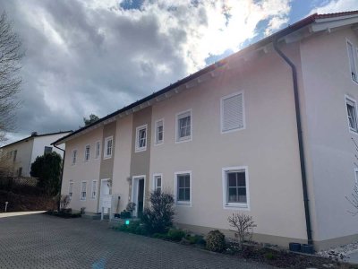Ansprechende 3-Zimmer-Terrassenwohnung mit Garten und Einbauküche in Schwindegg