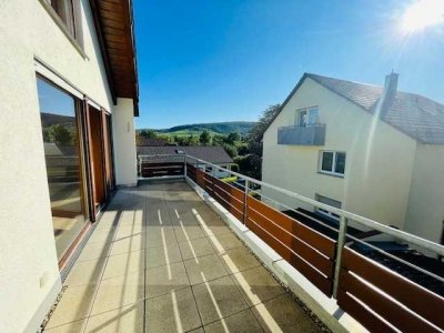Großzügige Galerie-Wohnung in ruhiger Aussichtslage mit EBK und großem Balkon!