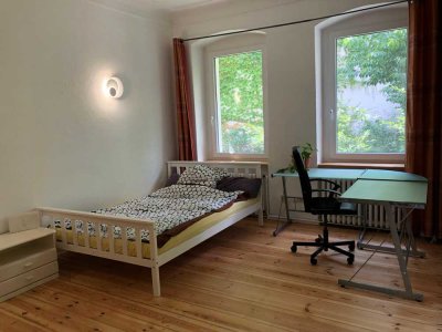 Room in Friedenau--Furnished and with a private Garden!! WG-Zimmer in Friedenau!