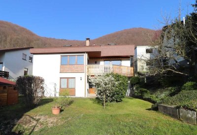 Traumhaftes Einfamilienhaus in Bad Urach mit ELW, Garage und Garten in begehrter Aussichtslage