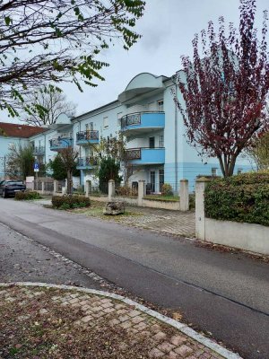 Geschmackvolle, sanierte 2-Zimmer-Terrassenwohnung (+ Küche/Bad und TG) in Gersthofen