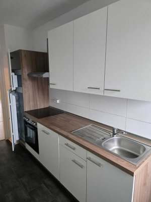 Singlewohnung mit Einbauküche + Tageslichtbad und Balkon im Hochparterre!!