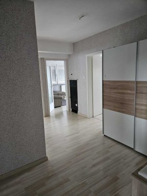 Vollständig möbilierte Wohnung mit Balkon und Küche